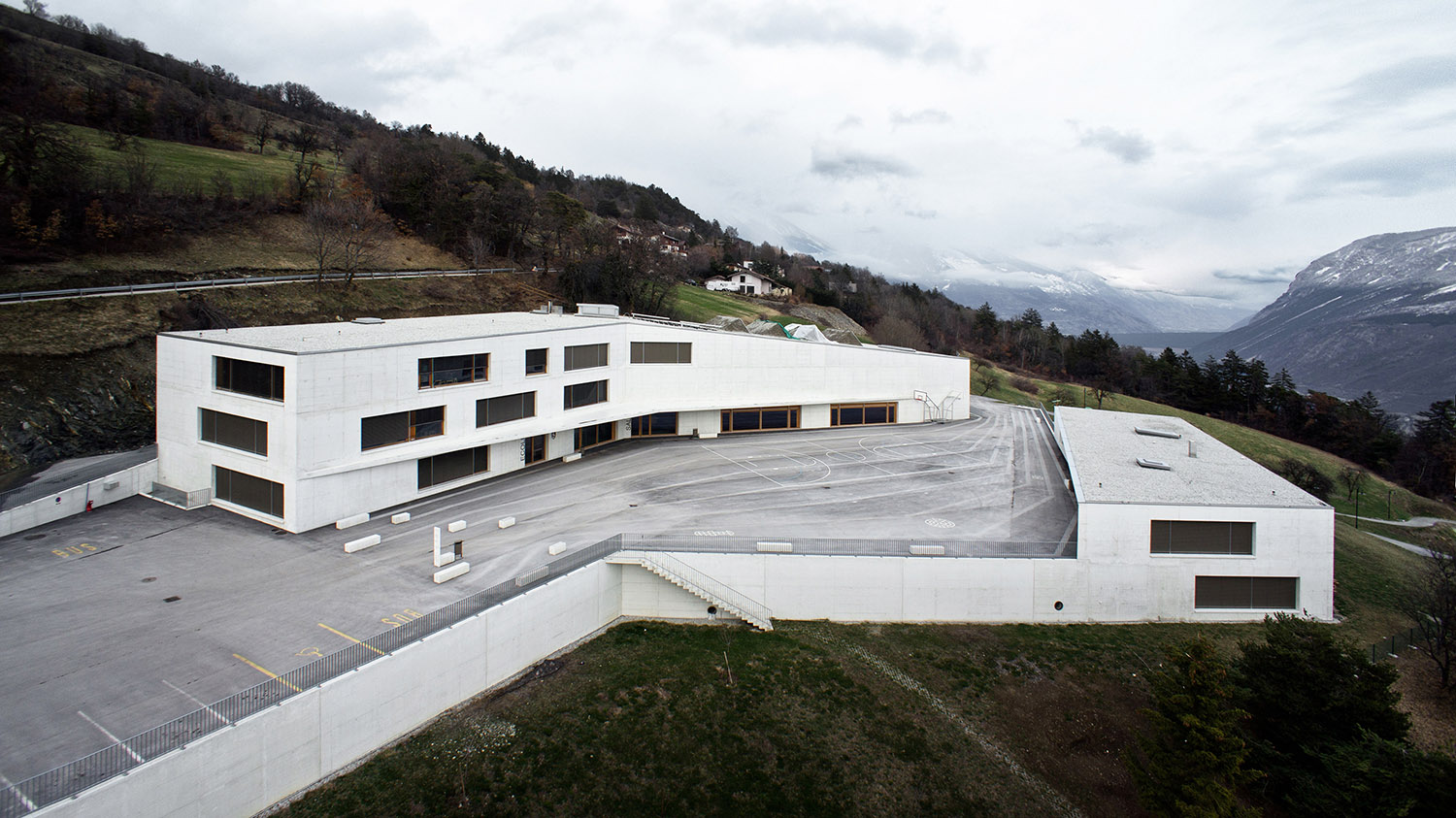 阿尔卑斯山谷间的小学校(图1)